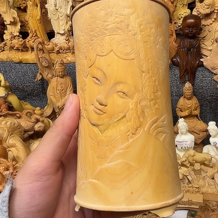 黄杨木黄杨木瑕疵美女笔筒