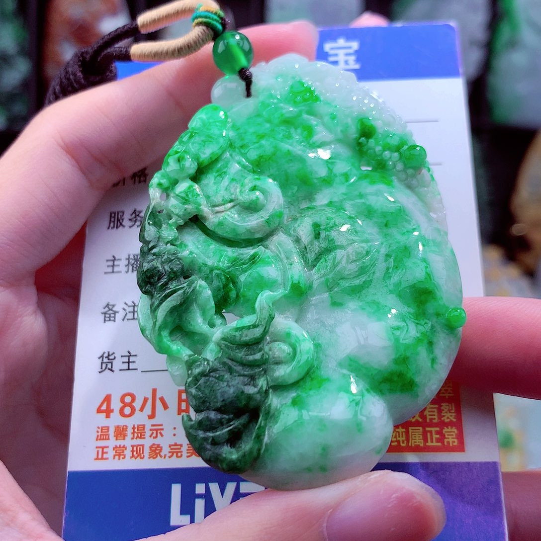 翡翠未镶嵌颈饰挂件