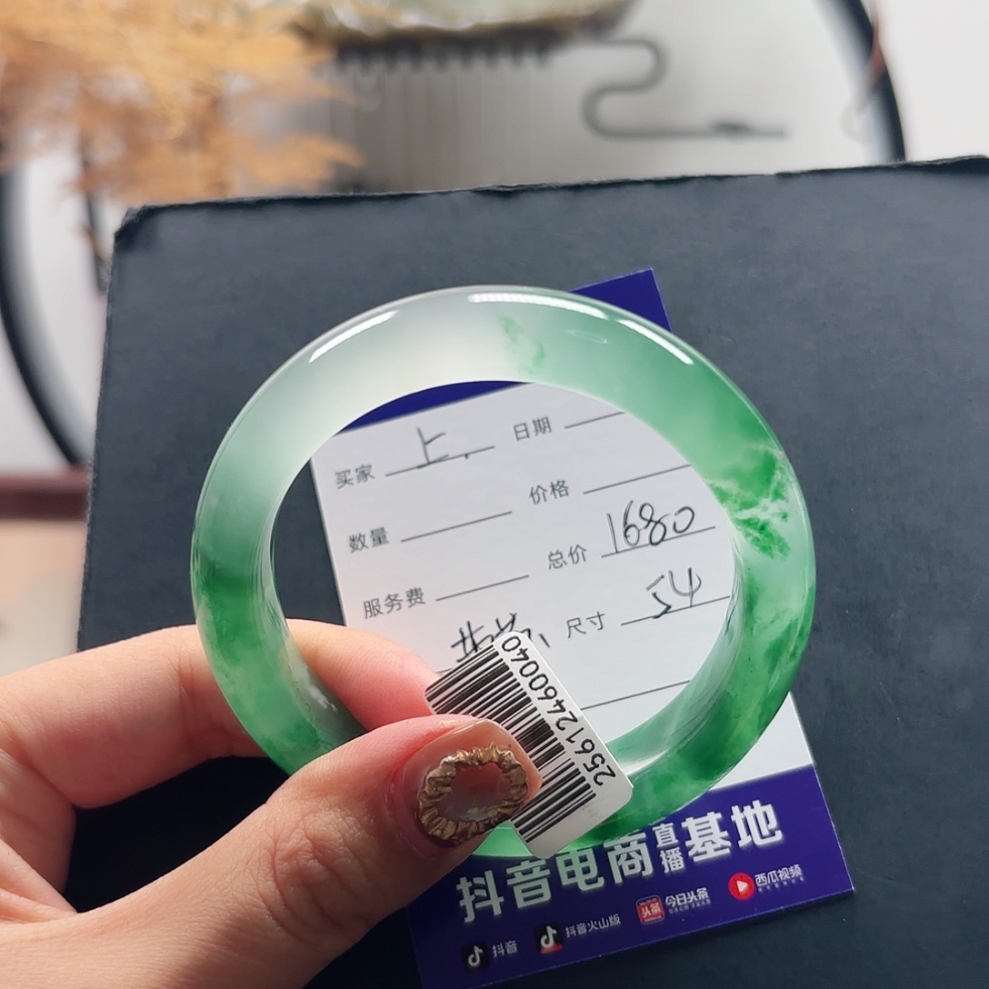 上***瑜石英质玉（非洲翠）未镶嵌手镯