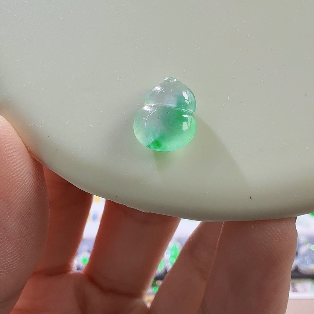 颈饰未镶嵌翡翠飘绿花