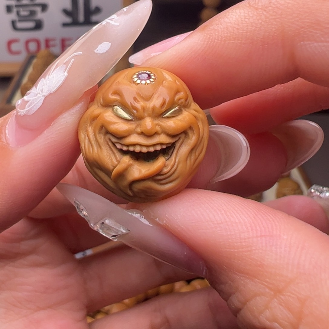文玩核桃把件镶嵌款舔僧18左右尺寸有正常封口线