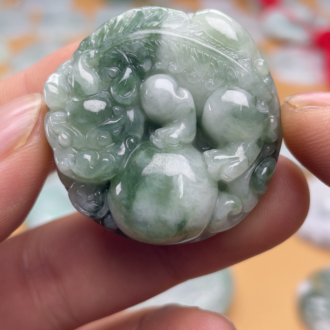 翡翠未镶嵌颈饰貔貅