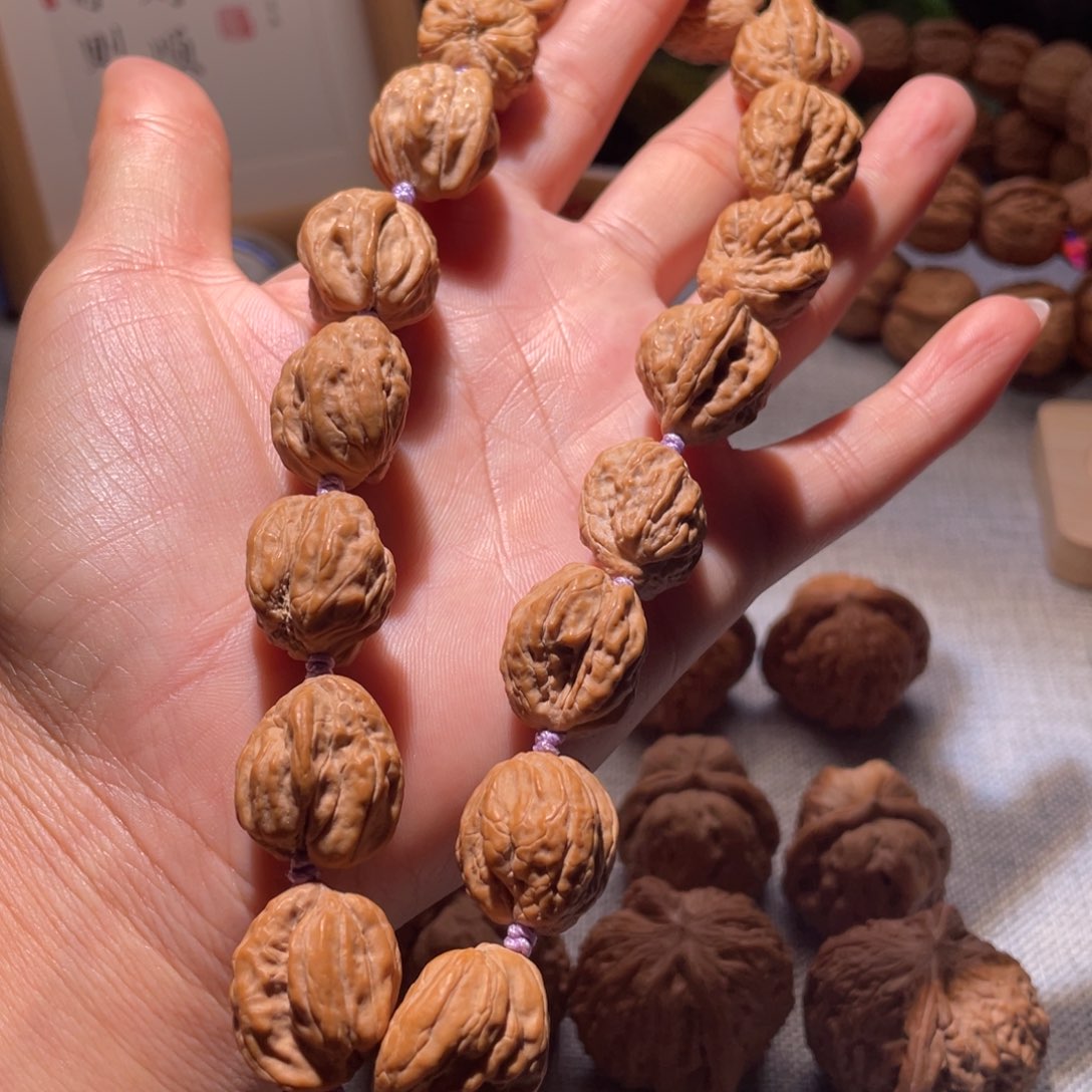 桃核把件大*娘全品1.8白狮子手持