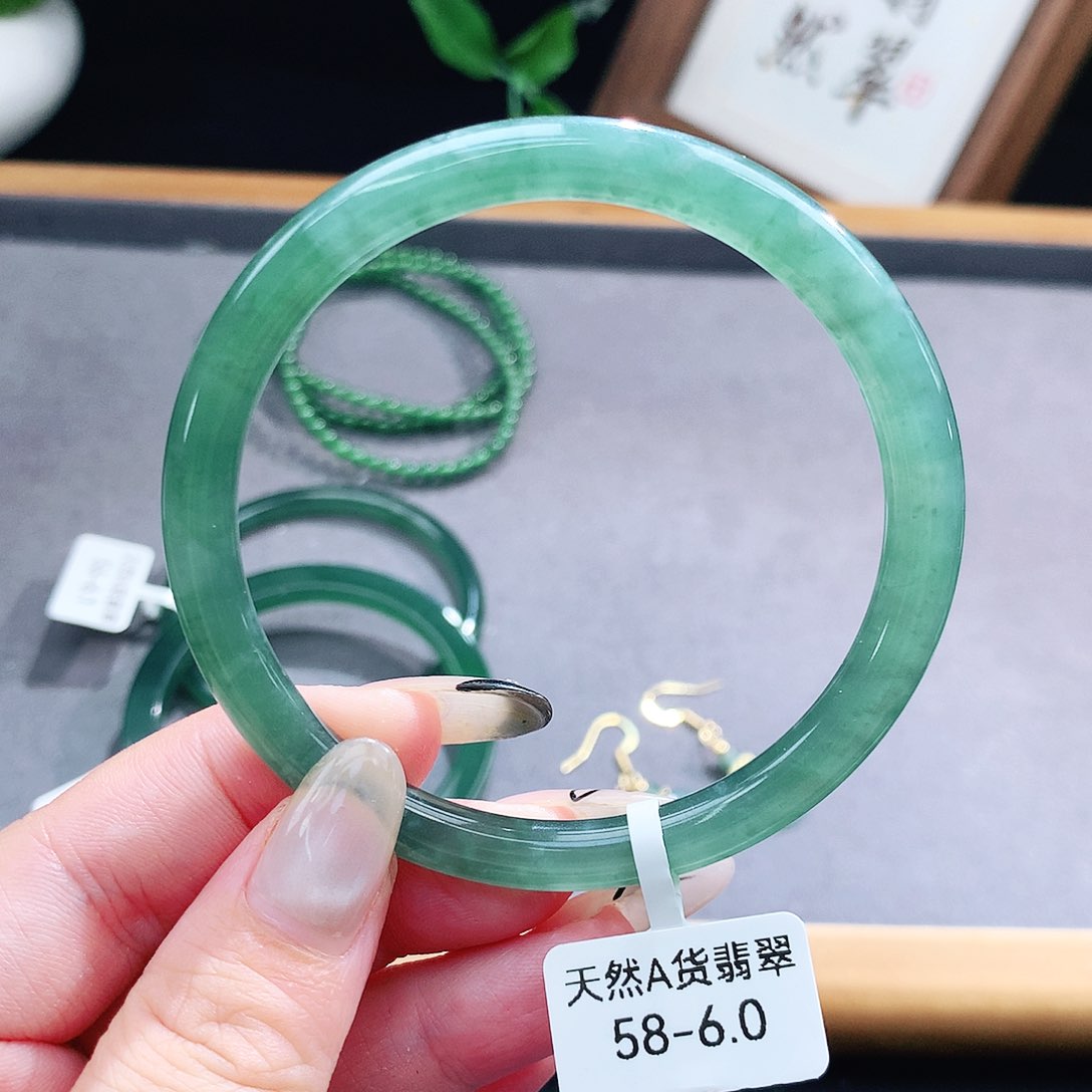 翡翠手镯（圆镯）未镶嵌
