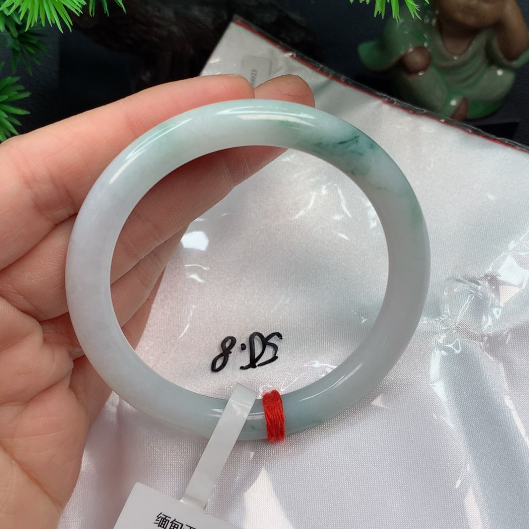 翡翠手镯未镶嵌…………