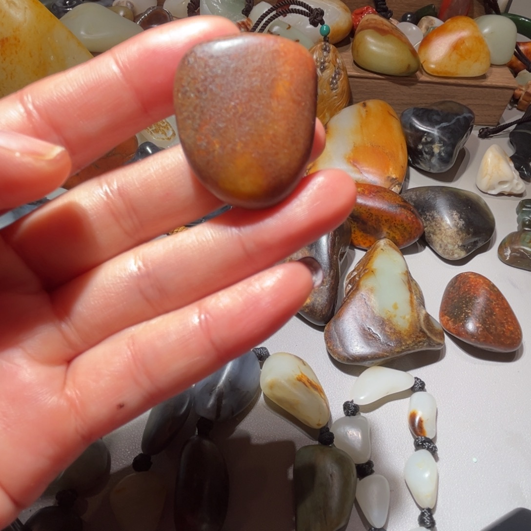 和田玉（糖玉）未镶嵌挂件和田玉17克