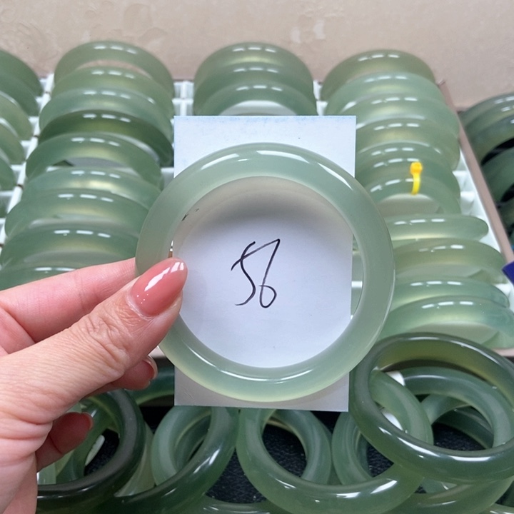 蛇纹石玉未镶嵌手镯薇**。