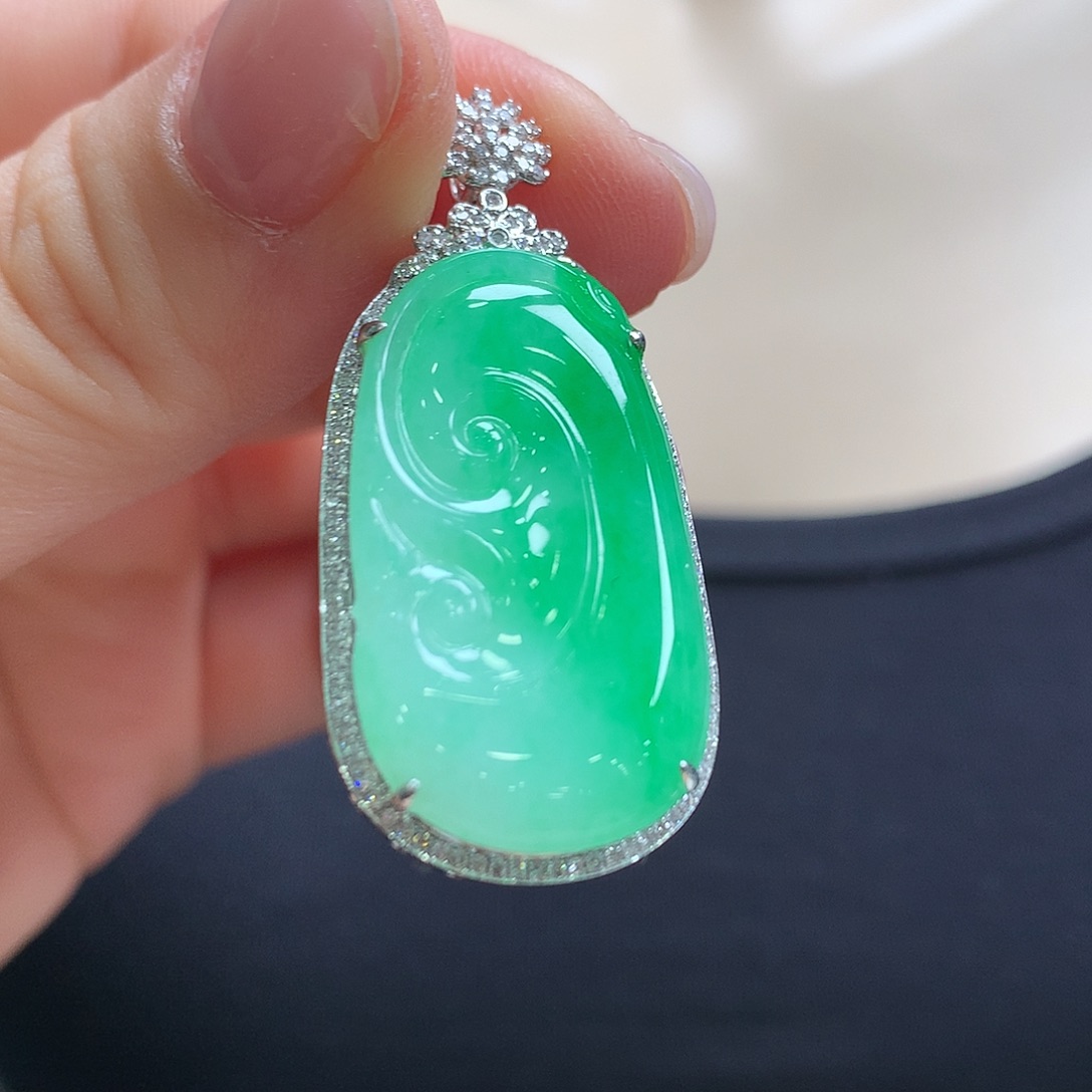 翡翠18K金镶嵌颈饰如意