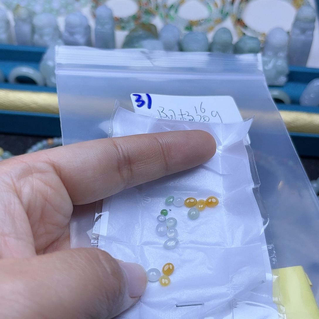 阳***杨翡翠未镶嵌颈饰不退