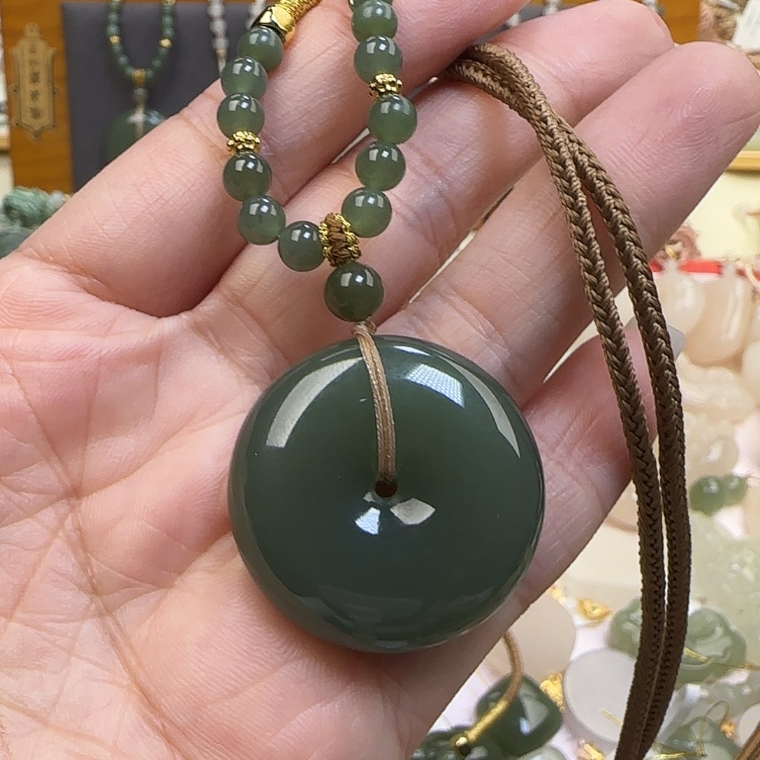 黑***巴和田玉未镶嵌颈饰