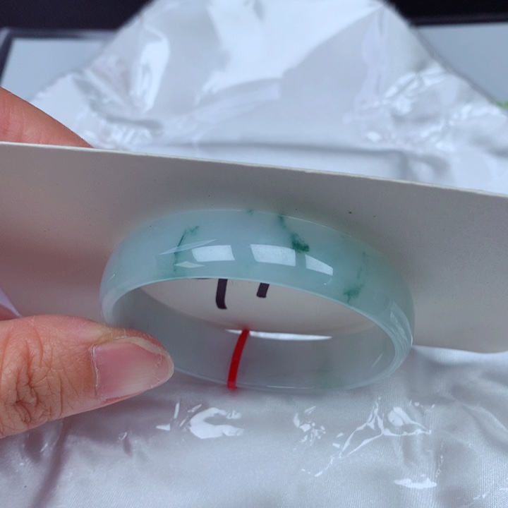 翡翠手镯未镶嵌翡翠