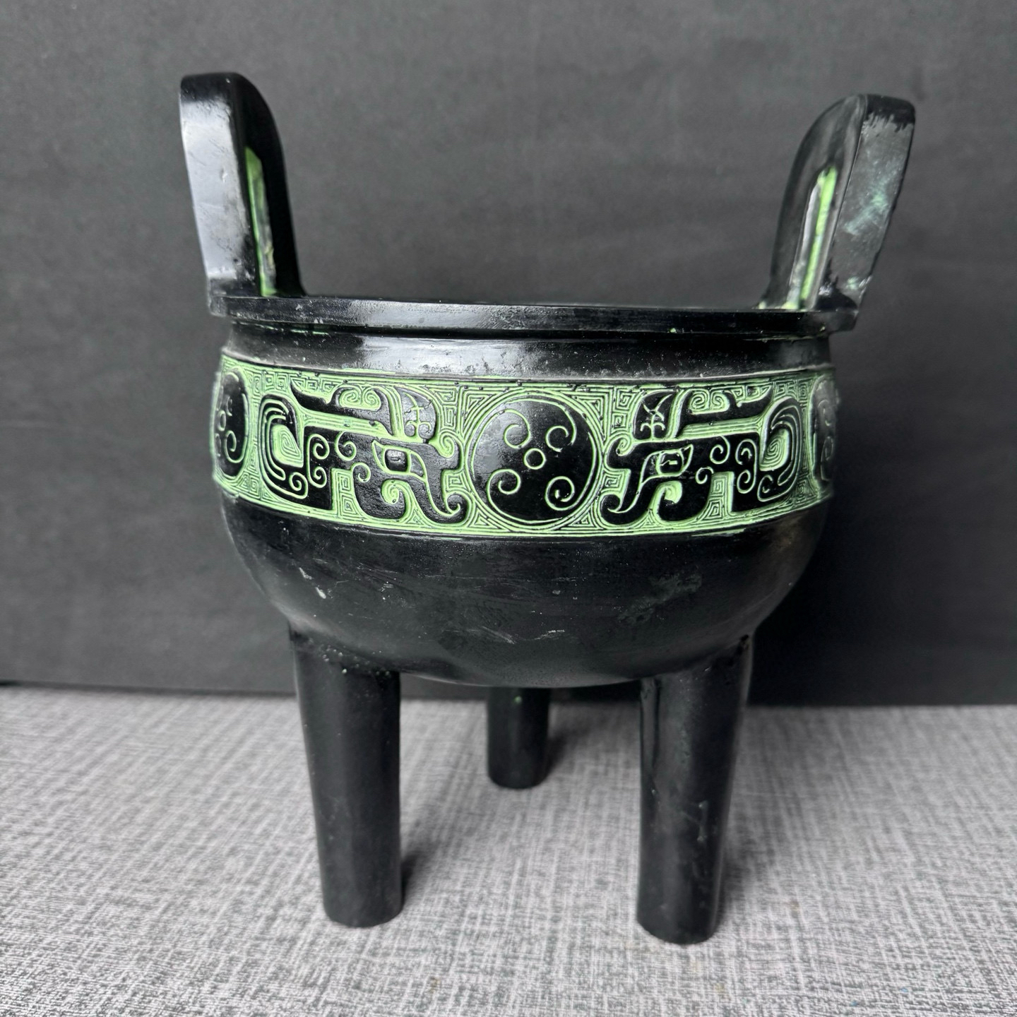 魁龙纹鼎 高度26厘米 口径20厘米 重量2210g