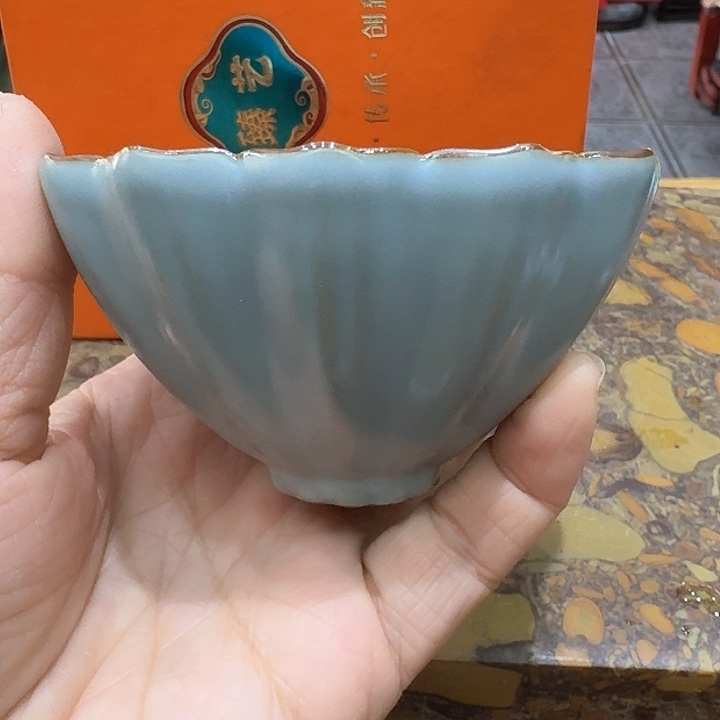 汝瓷品茗杯一个，瓷。陶烧制