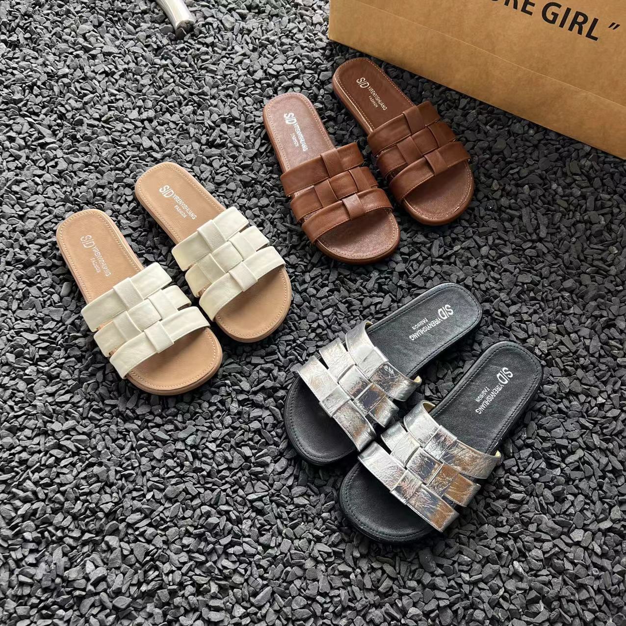 女鞋一双款式随机尺码可备注