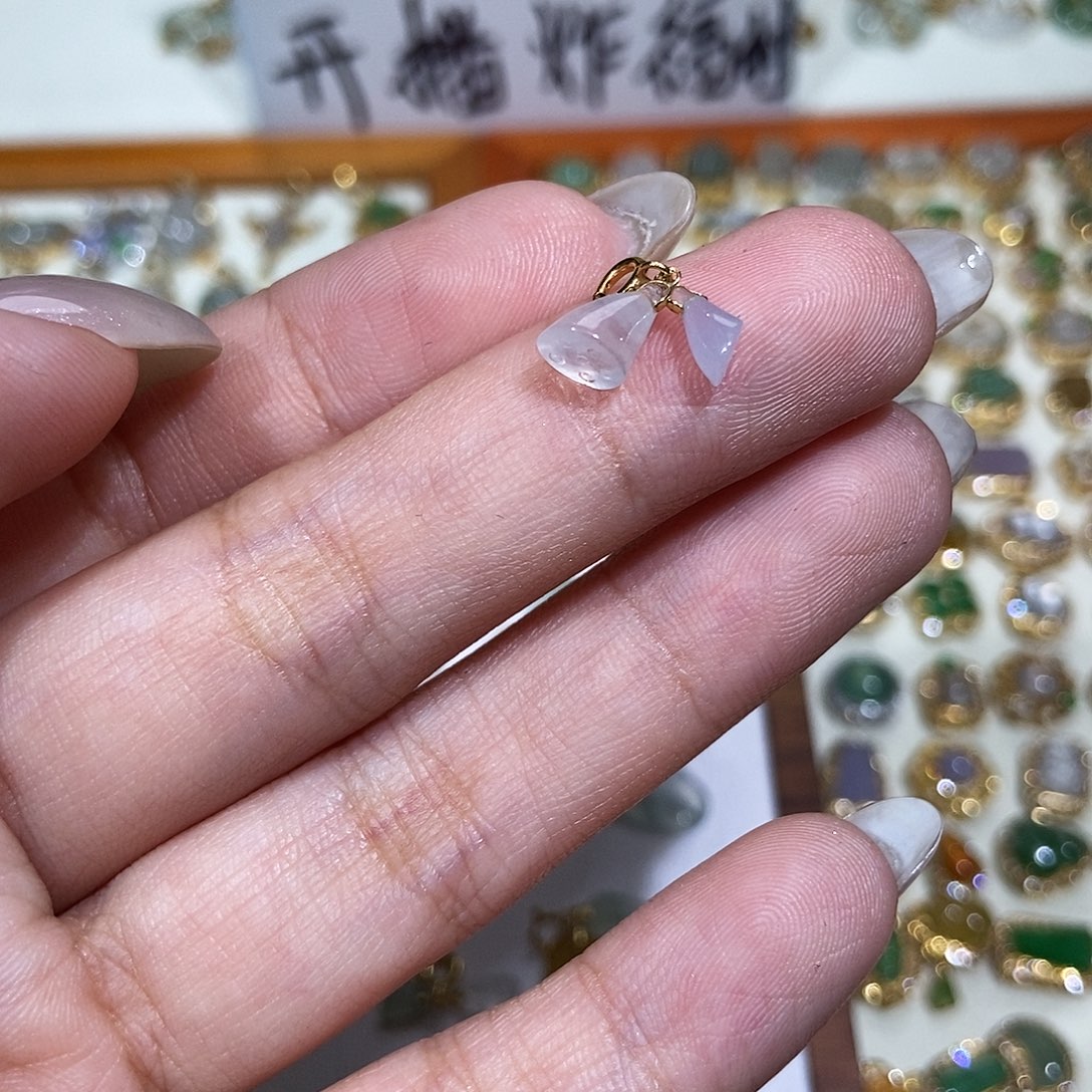 翡翠18K金镶嵌颈饰111