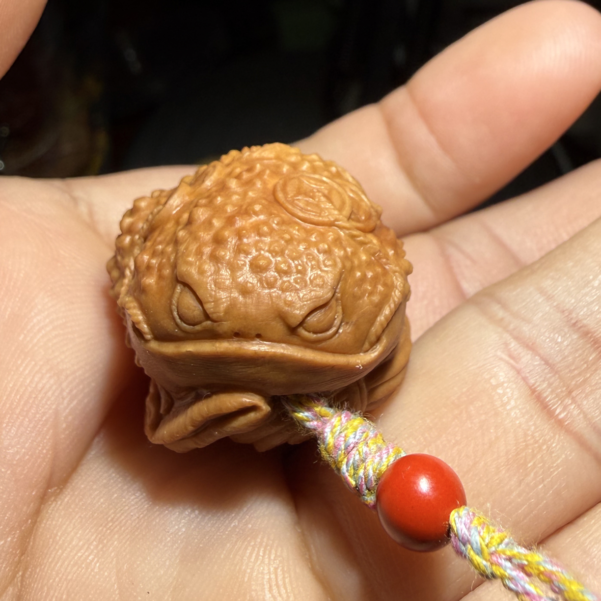 一物一图（189）：异形核桃雕刻金蟾挂坠尺寸27