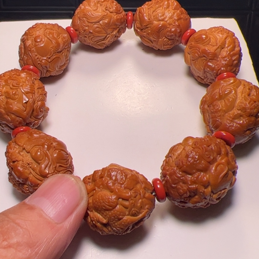 小***两手串橄榄核八仙祝寿