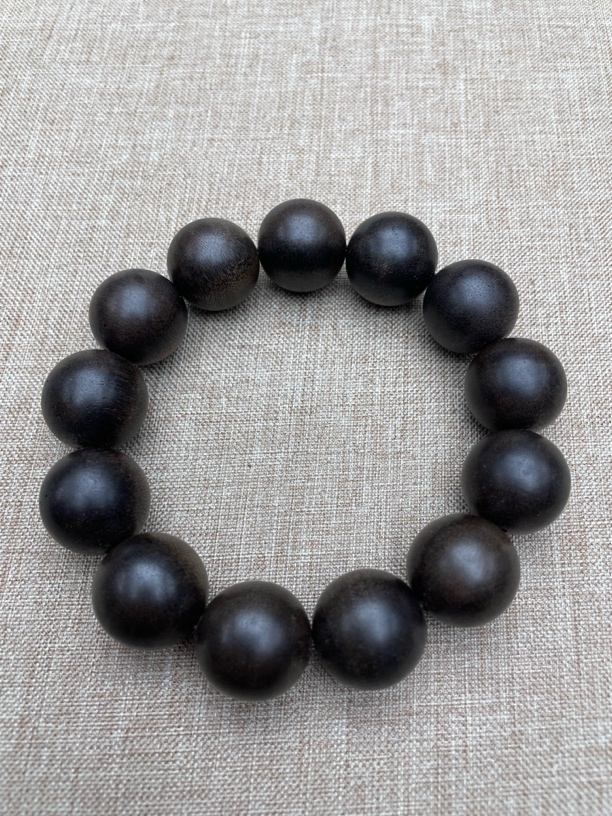 高盛沉香木串（) 400