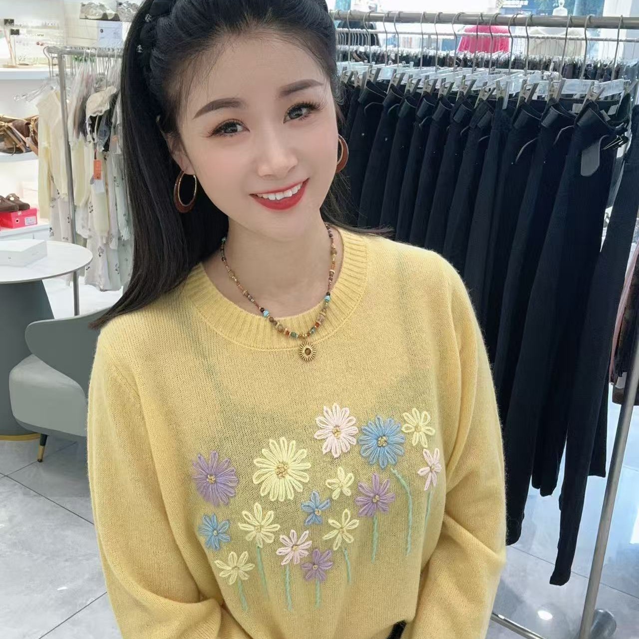 重工艺刺绣花花圆领毛衣