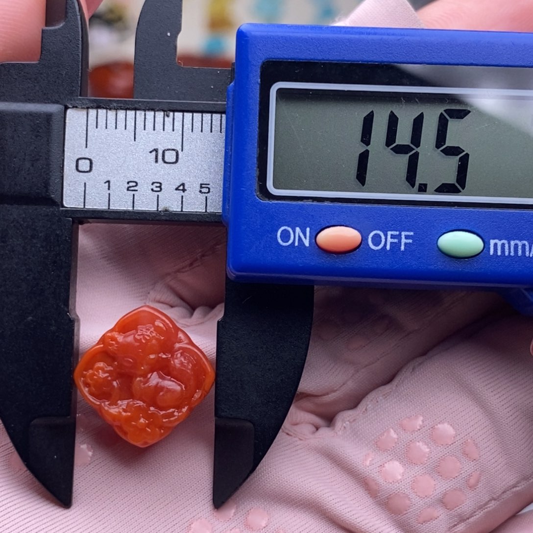 南红玛瑙配饰未镶嵌梅花狐狸 微瑕