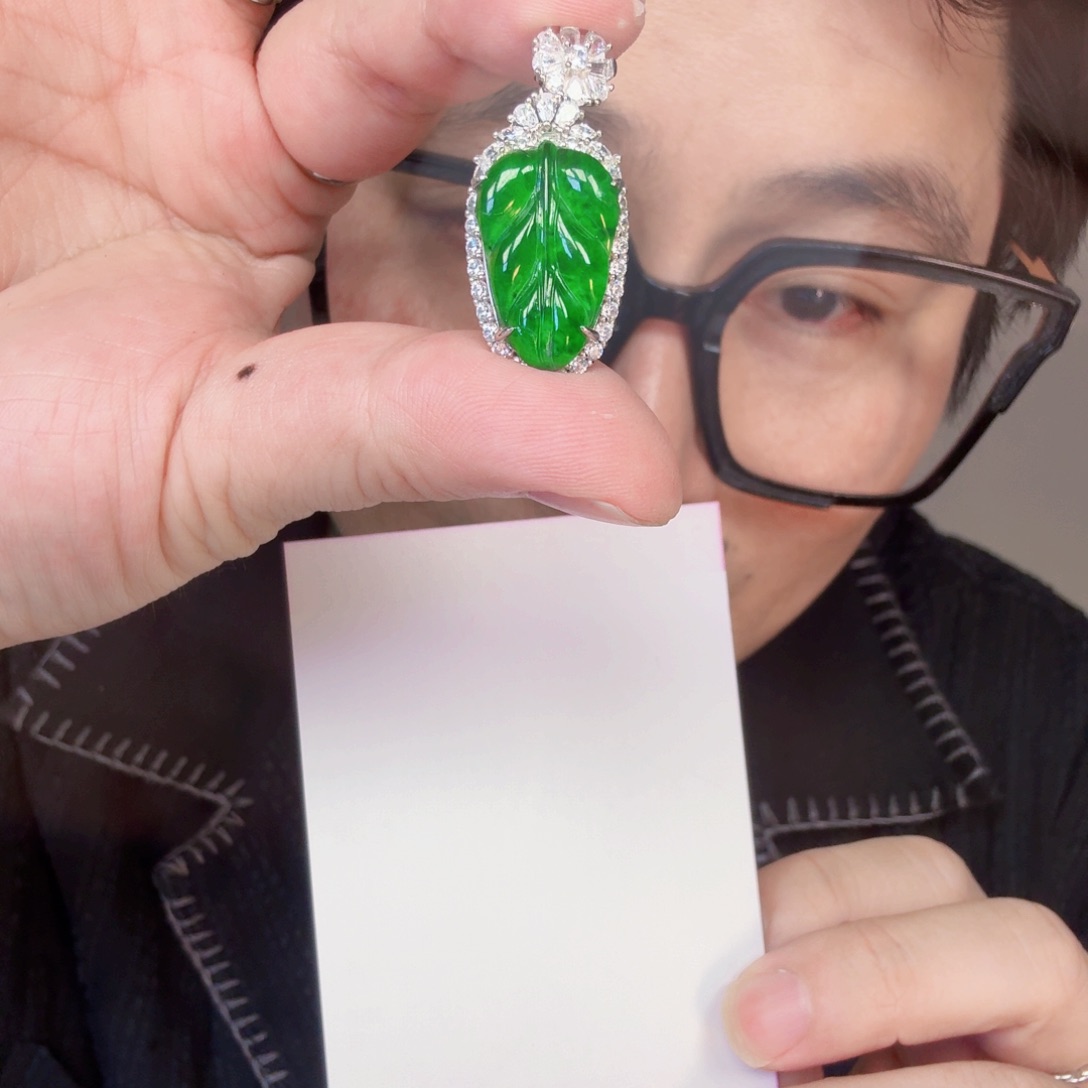 翡翠未镶嵌颈饰一件