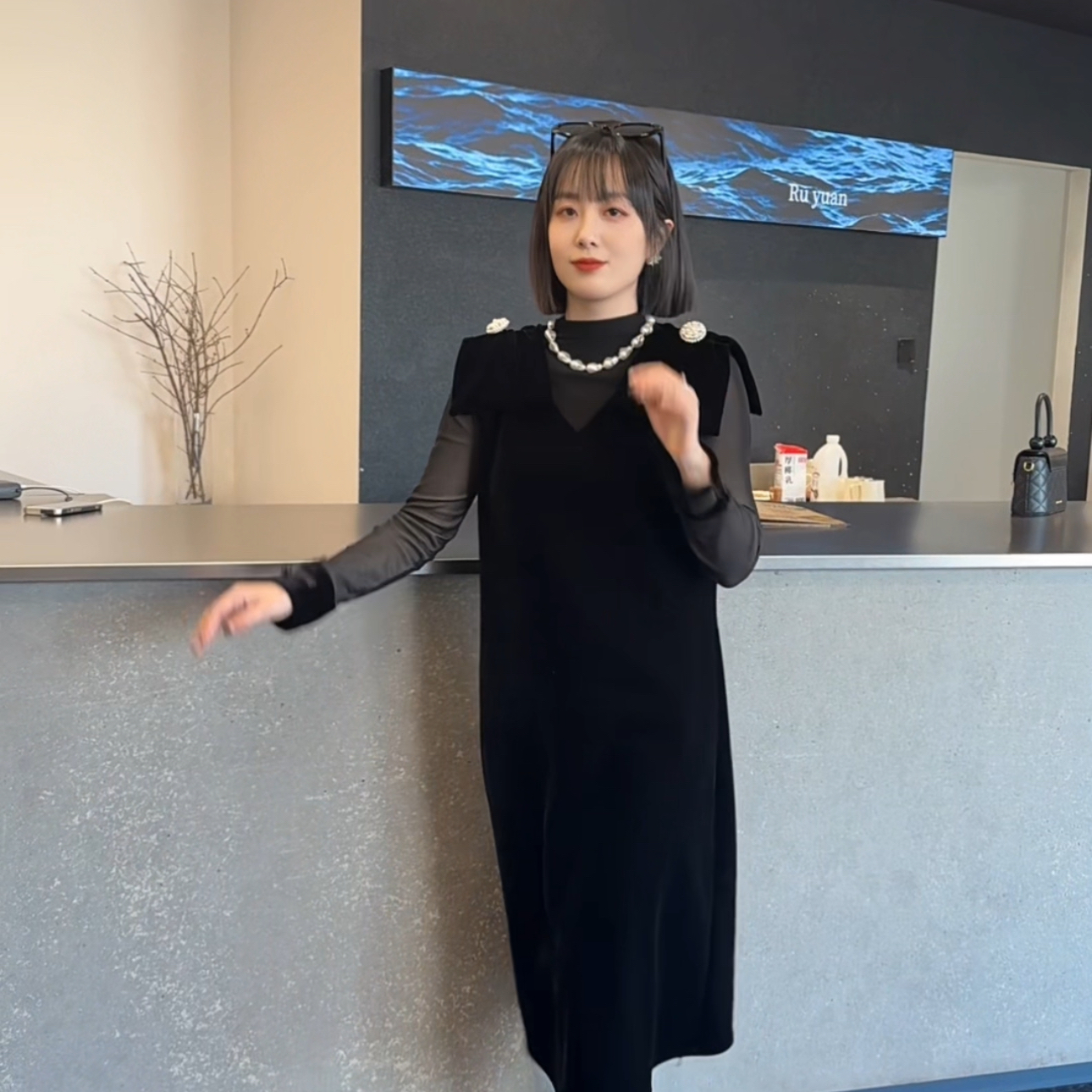 【加厚丝绒两件套】V领法式赫本风过膝长款气质丝绒加打底衫