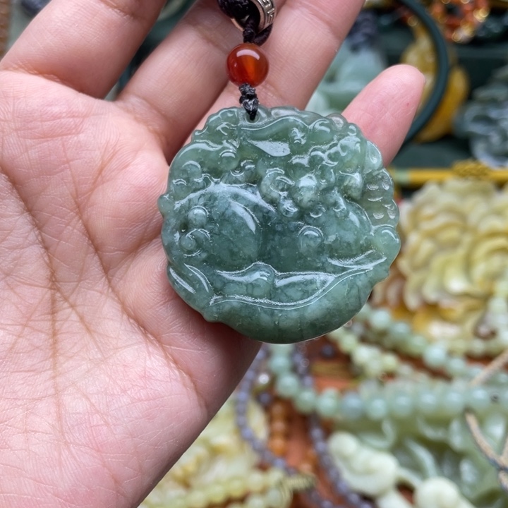 蛇纹石玉吊坠合金