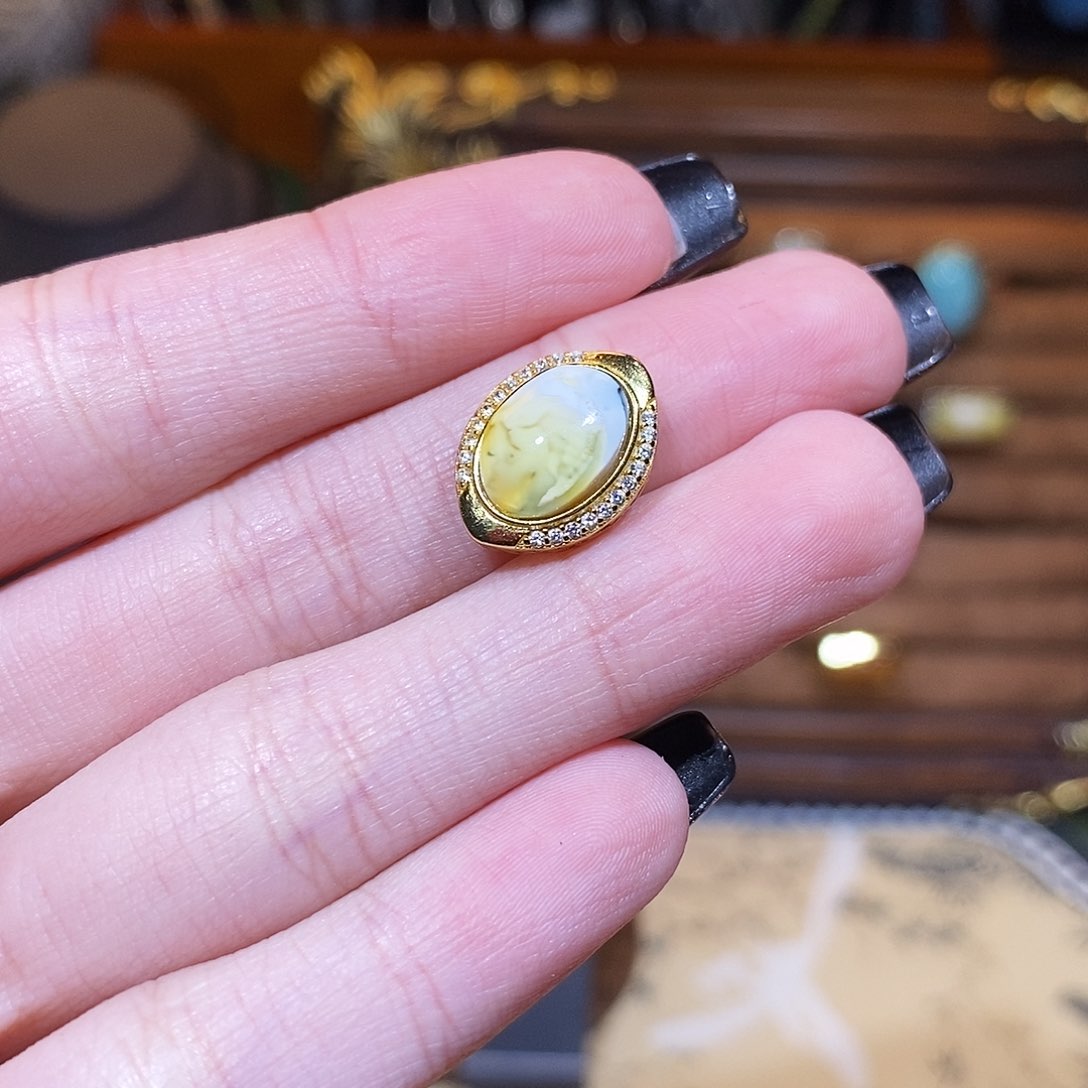 琥珀颈饰银S925镀金镶嵌背云