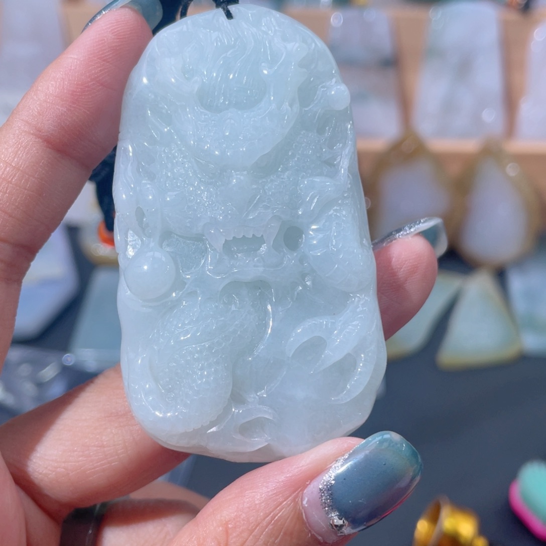 颈饰未镶嵌翡翠龙牌