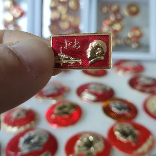 w***73687老师金属小像章