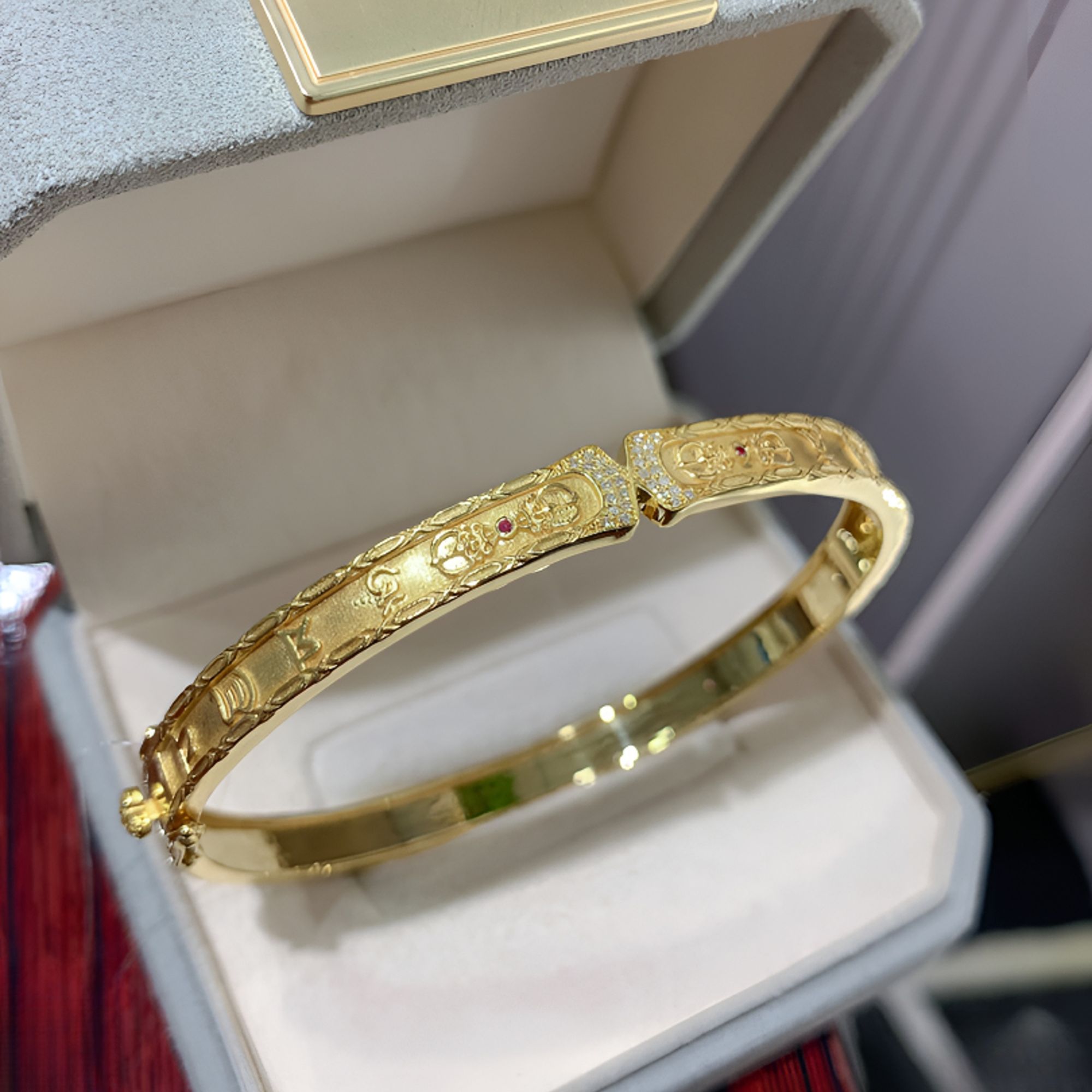 18K金镶嵌天然钻石手镯金刚杵设计款（副石：红宝石）