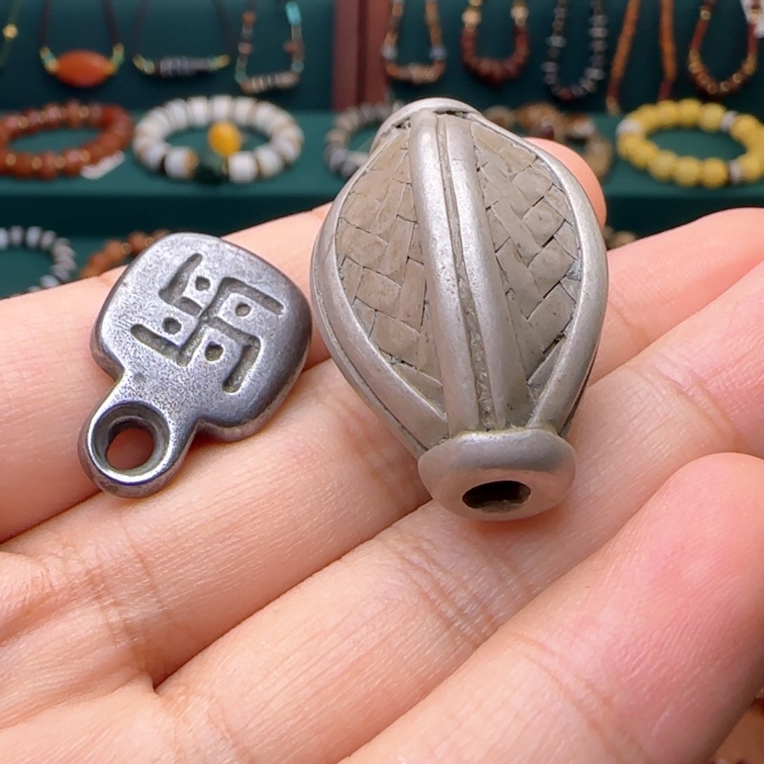 只买单纯的吊坠，没带链子，属的性质。无信****界