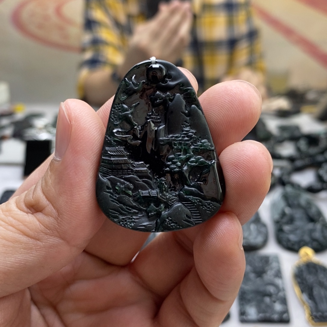 翡翠未镶嵌颈饰山水