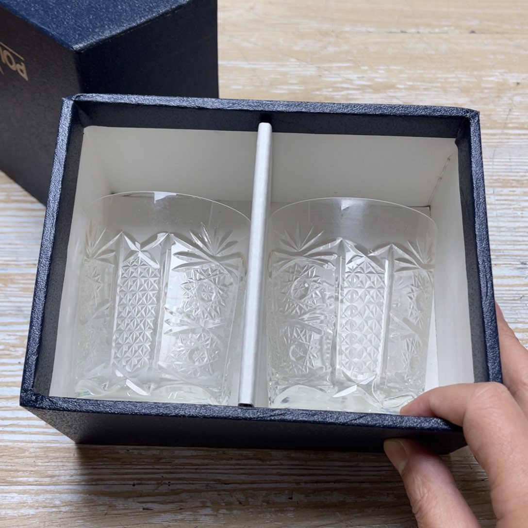 瓷片狂**匪密密麻麻地排列着一个