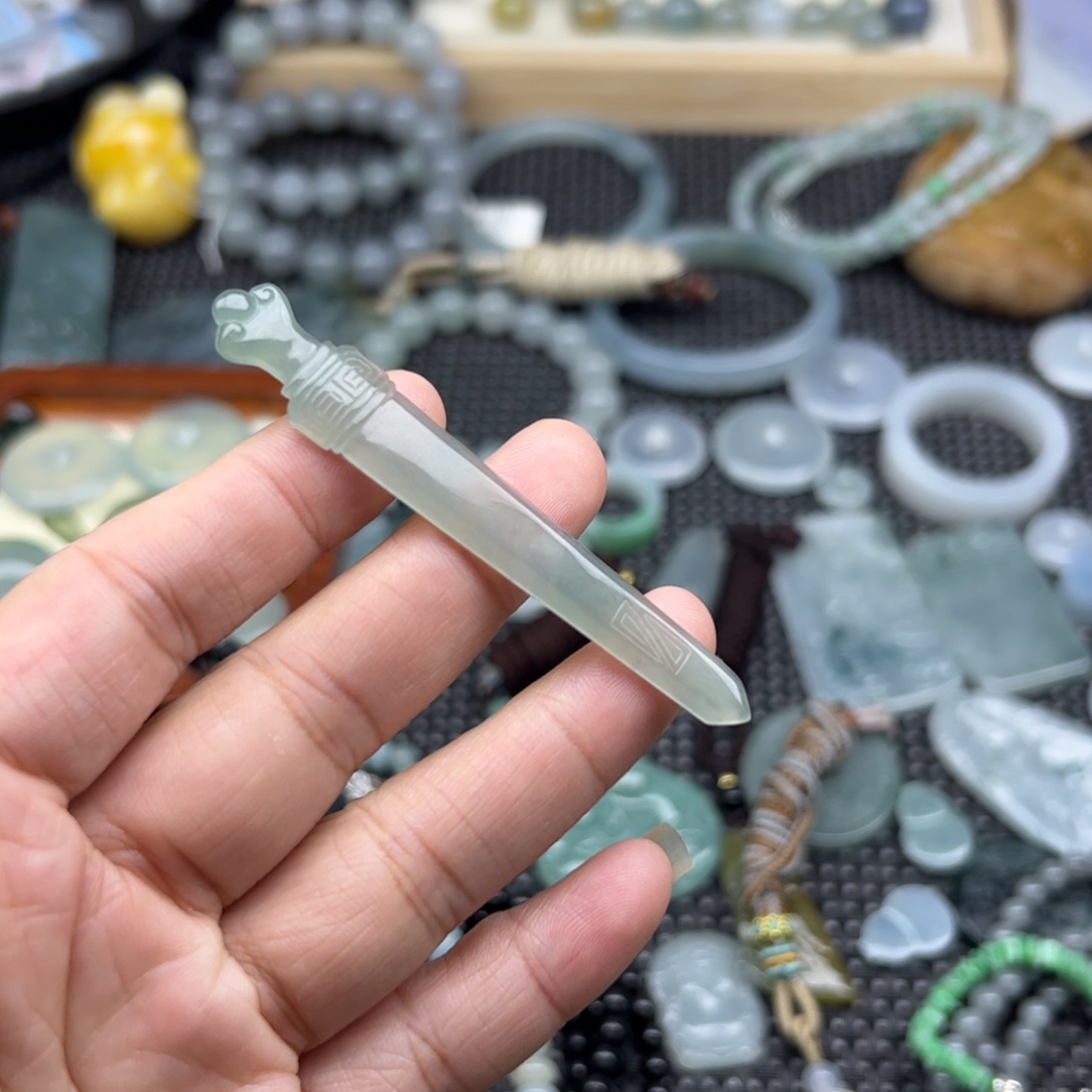 颈饰未镶嵌翡翠剑
