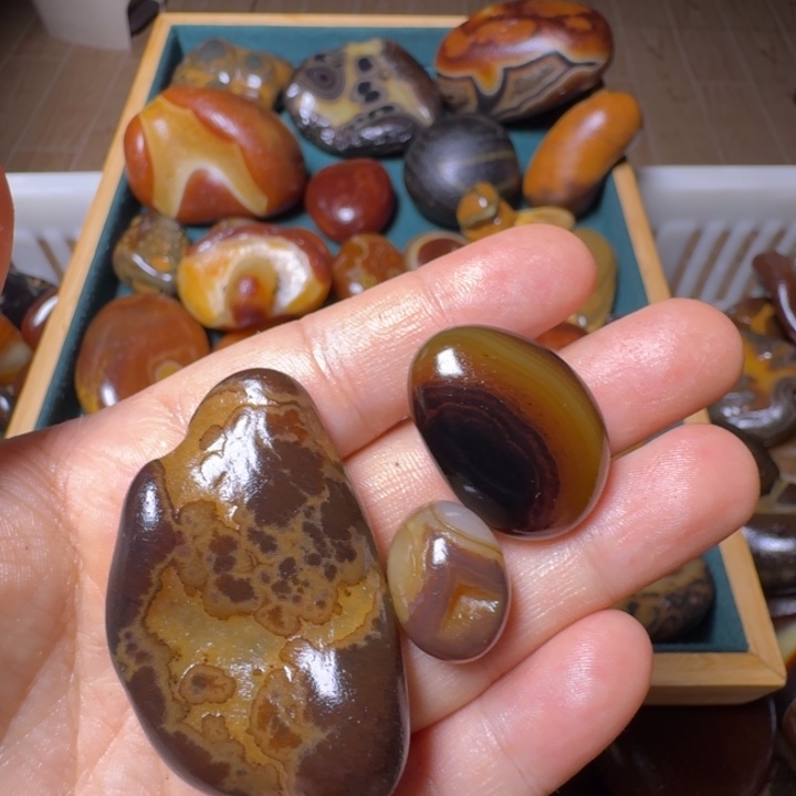 可***可瓷片马达加斯加奇石手把件浮雕