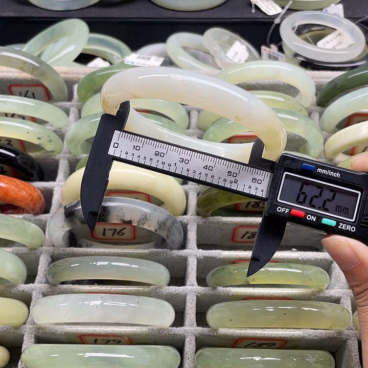 蛇纹石玉未镶嵌手镯186