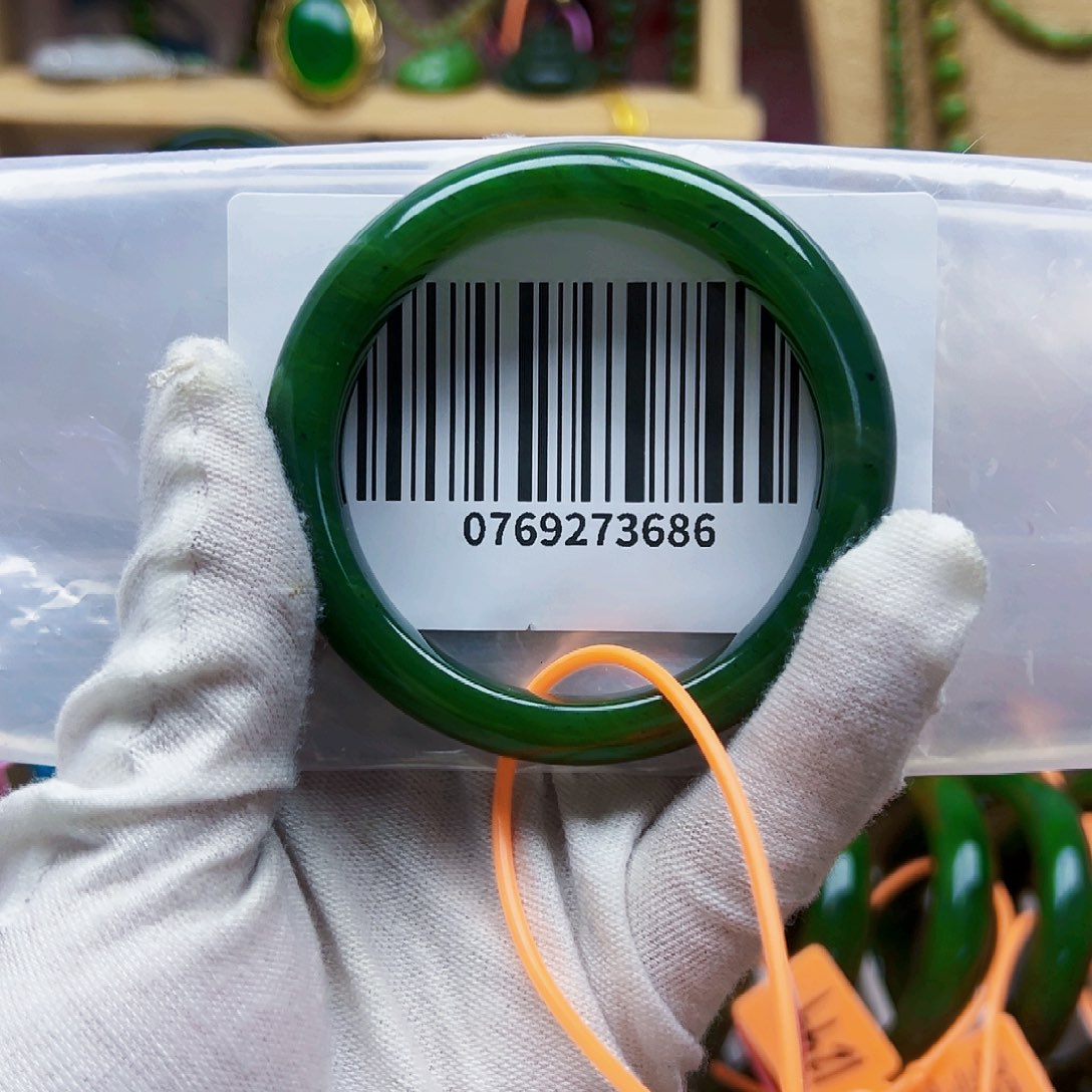 人***月和田玉未镶嵌手镯