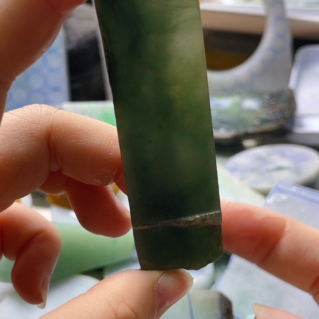 颈饰未镶嵌翡翠。