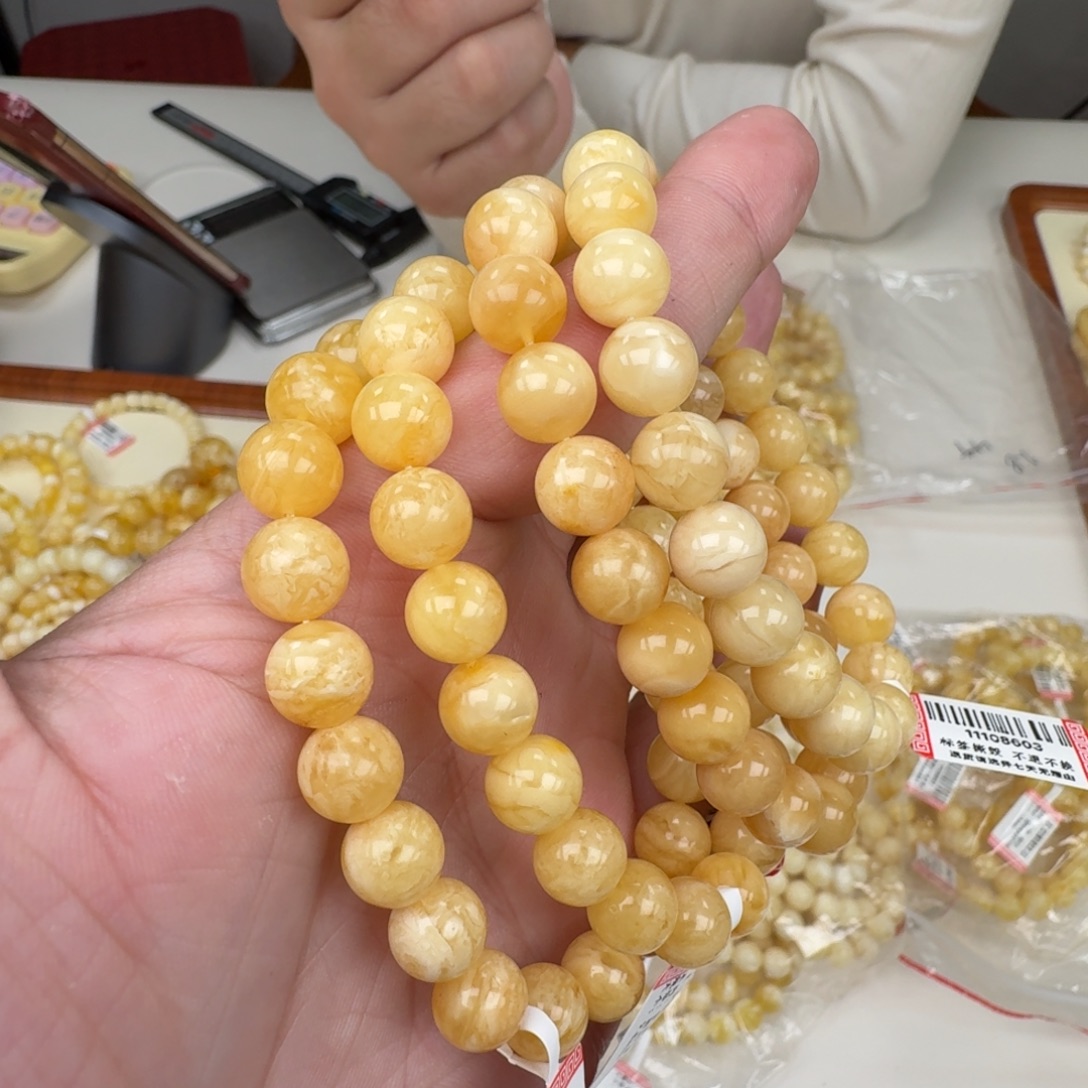 琥珀未镶嵌裸石多样性发其一