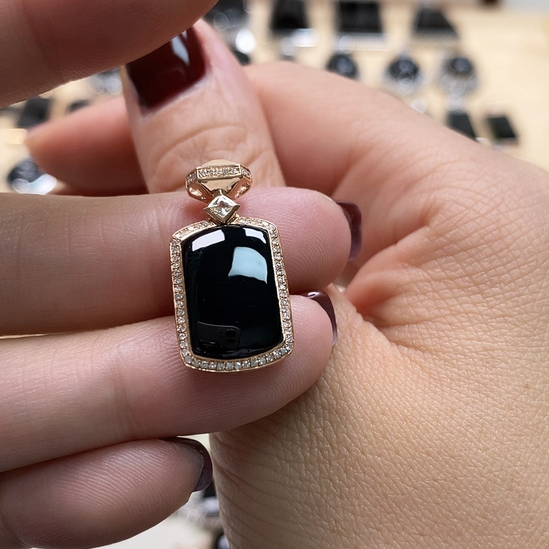 翡翠颈饰18K金镶嵌墨翠