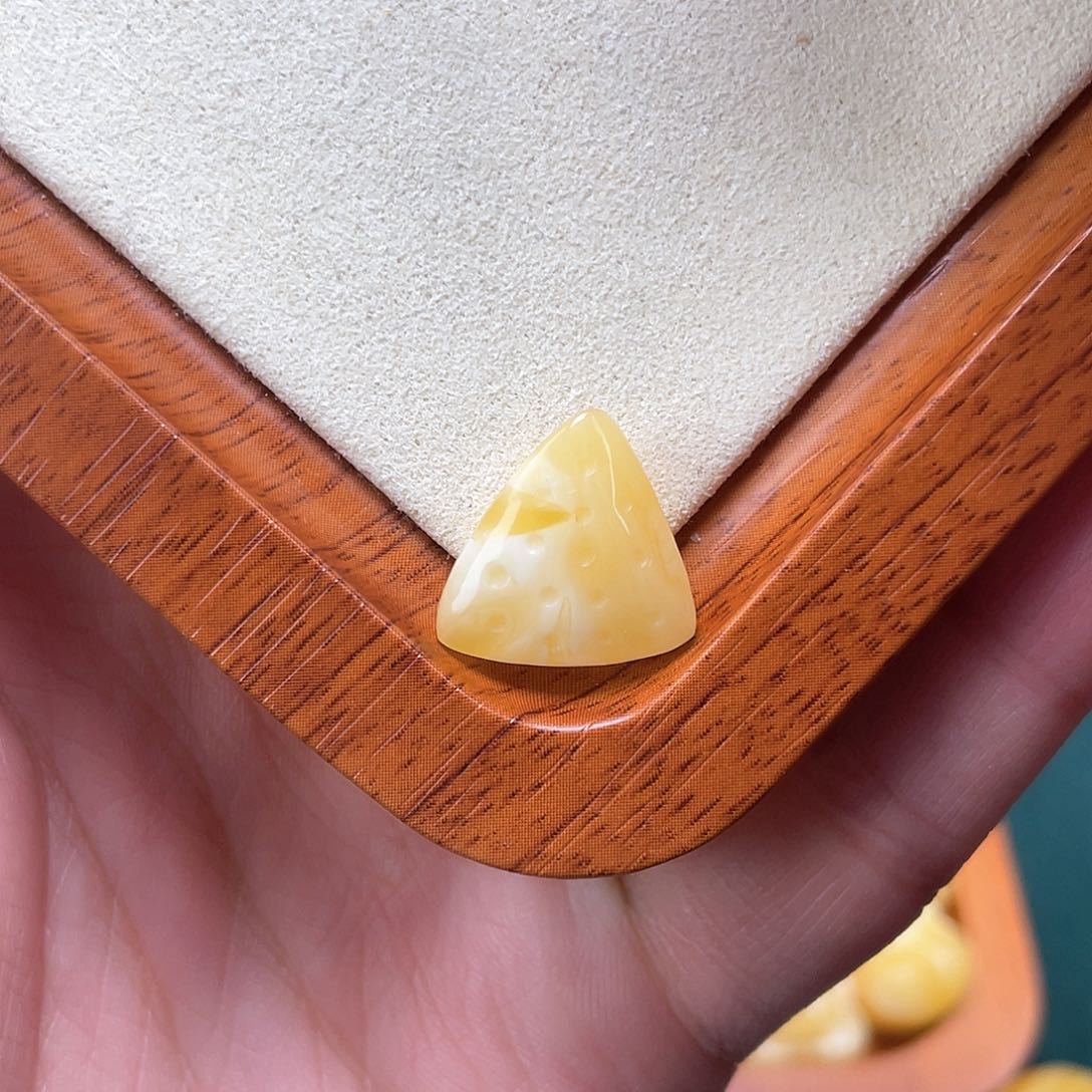 琥珀裸石未镶嵌蜜蜡