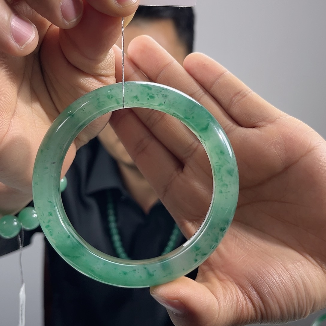 石英质玉手镯未镶嵌金****8