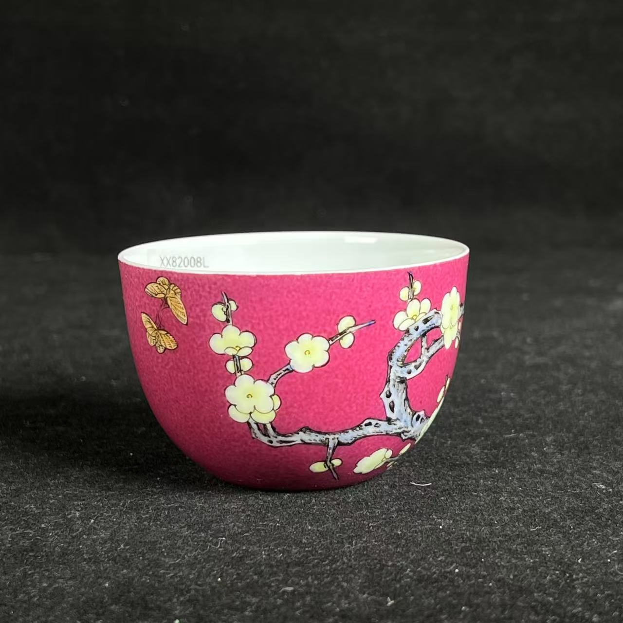 F胭脂红地粉彩梅花纹卧足杯