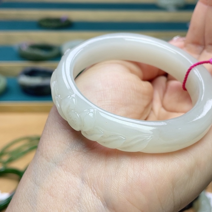 和田玉手镯51圈口。编号101未镶嵌