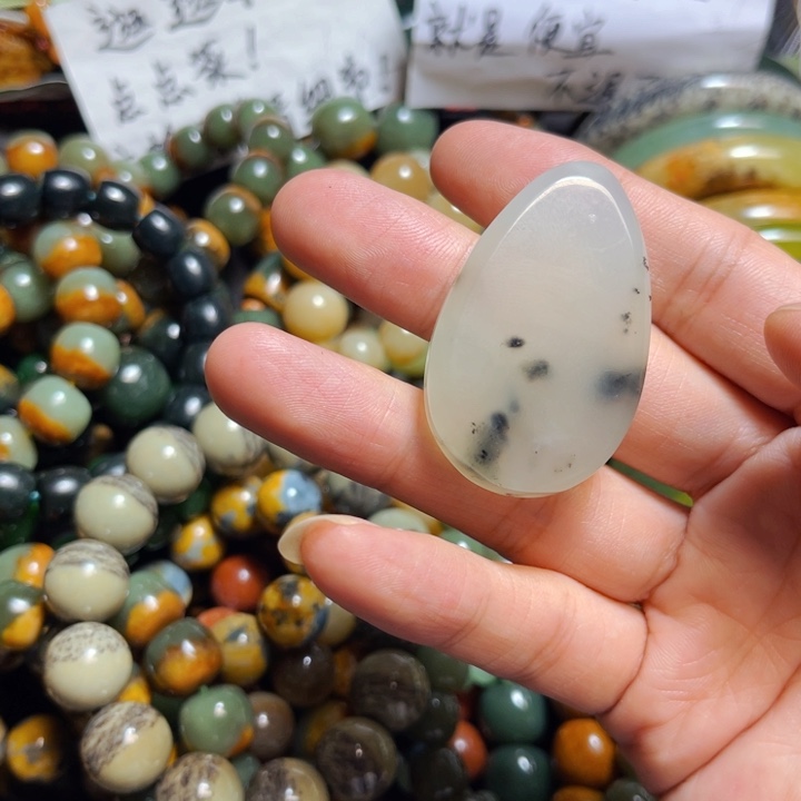 蛇纹石玉颈饰合金