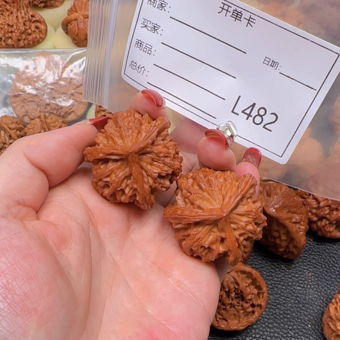 猴头核桃把件张*39矮壮红三棱