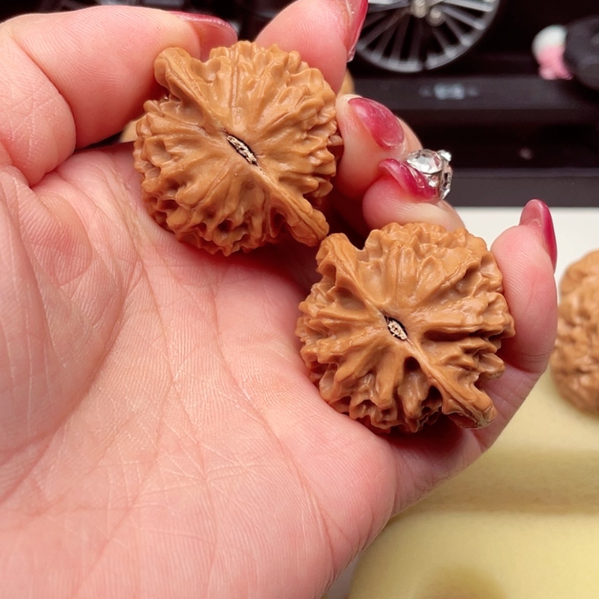 【闪购商品】吊坠桃核巧*力龙鳞40已打底