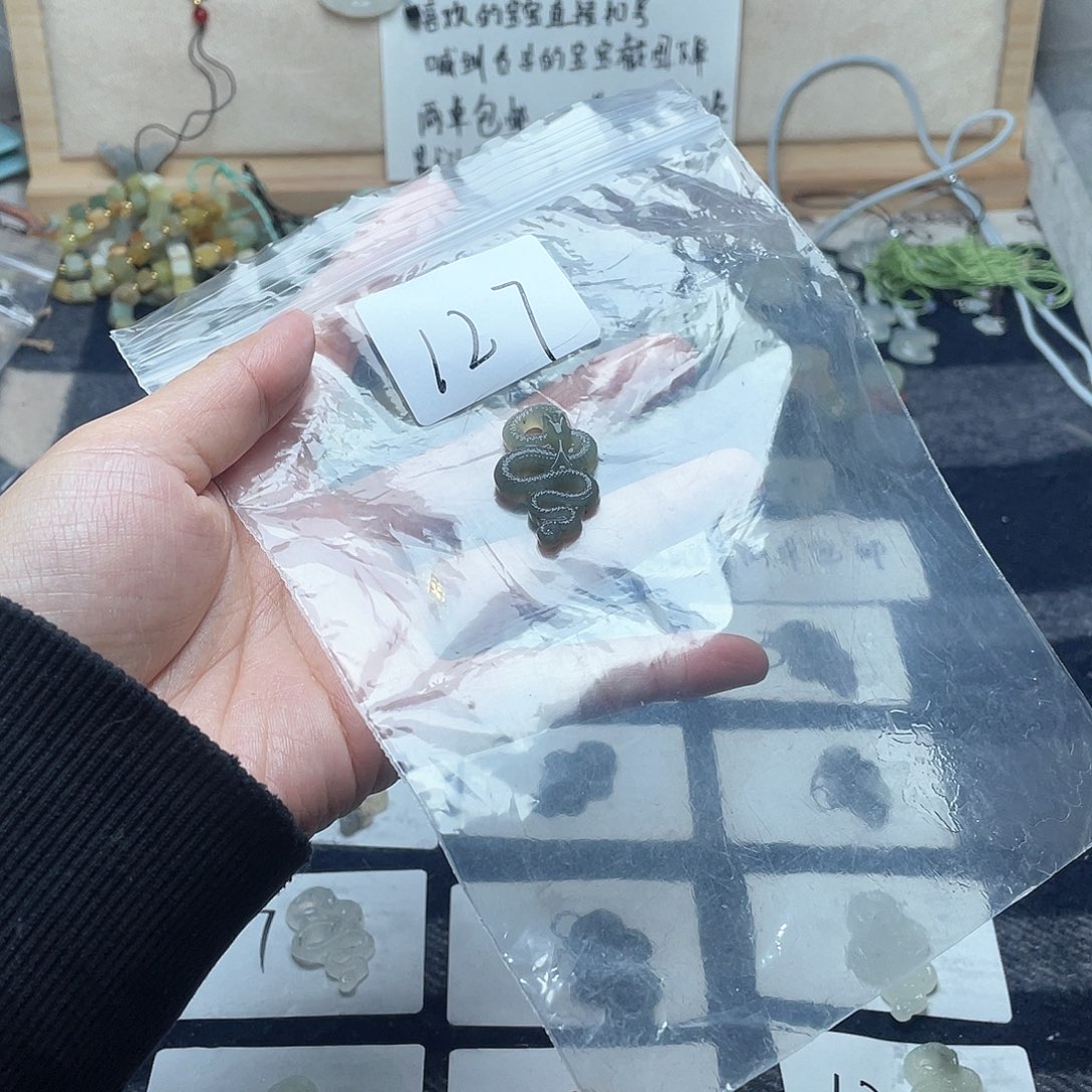 蛇纹石玉颈饰未镶嵌上**块