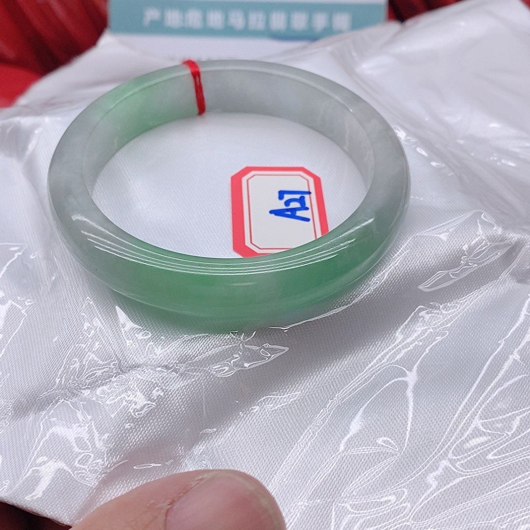 翡翠手镯未镶嵌什***?A277777777